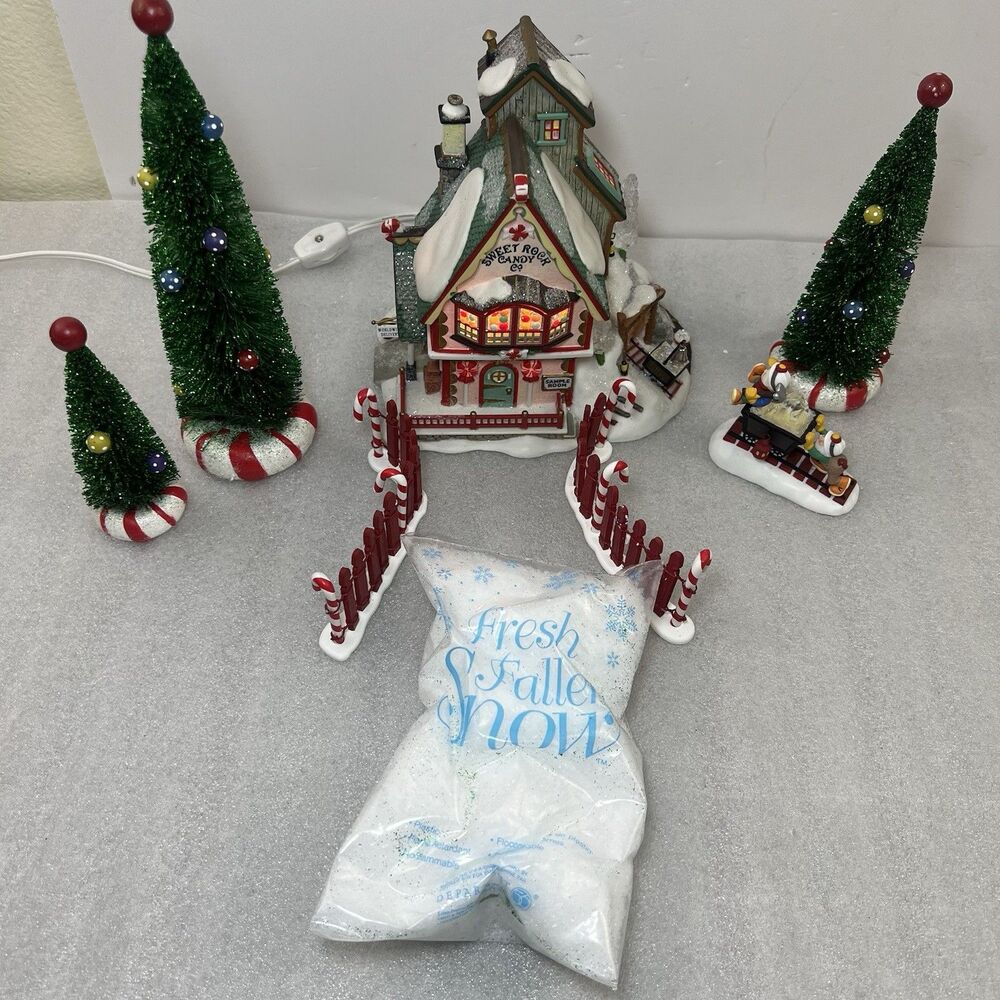 Dept 56 North Pole Series Sweet Rock Candy Co. 56725 Xmas Lighted Village W Figu - Picture 2 of 15